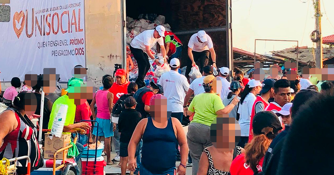 UnivMx's tweet photo. 🟠 La #UniSocial mostró una vez más que la unión hace la fuerza. En días recientes, los voluntarios reunieron esfuerzos para apoyar a varias familias de la localidad de #CoyucaDeBenítez #Guerrero 

Así se vivió esta acción social: https://t.co/48JXdKvZzB