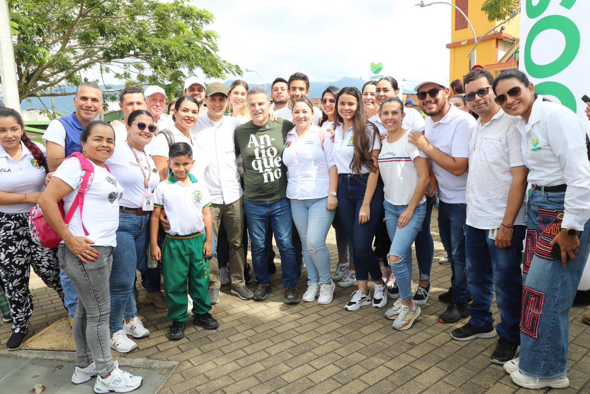 GobAntioquia's tweet photo. ¡UNIDOS 💚💡iluminamos el camino hacia un futuro más sostenible en Sevilla, #Ebéjico!

La renovación del alumbrado público en este hermoso corregimiento es solo el comienzo de #AntioquiaLED. Juntos, ahorramos energía, cuidamos de nuestra casa común 🌎, y fortalecemos la seguridad https://t.co/CA6I0ORzBh