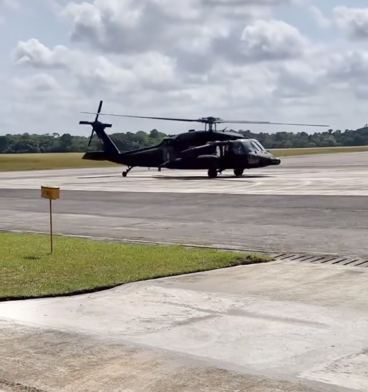 gliciofonseca's tweet photo. Helicóptero #UH60 Black Hawk 🚁 do #4BAvEx na Base Aérea de Belém após participar da Operação #CORE23 entre o @exercitooficial🇧🇷 e o @USArmy🇺🇸
@ARMYSOUTH #CAvEx @CmdoCMN1 @cma_exercito @cmse_exercito https://t.co/qU2EAOx5gK