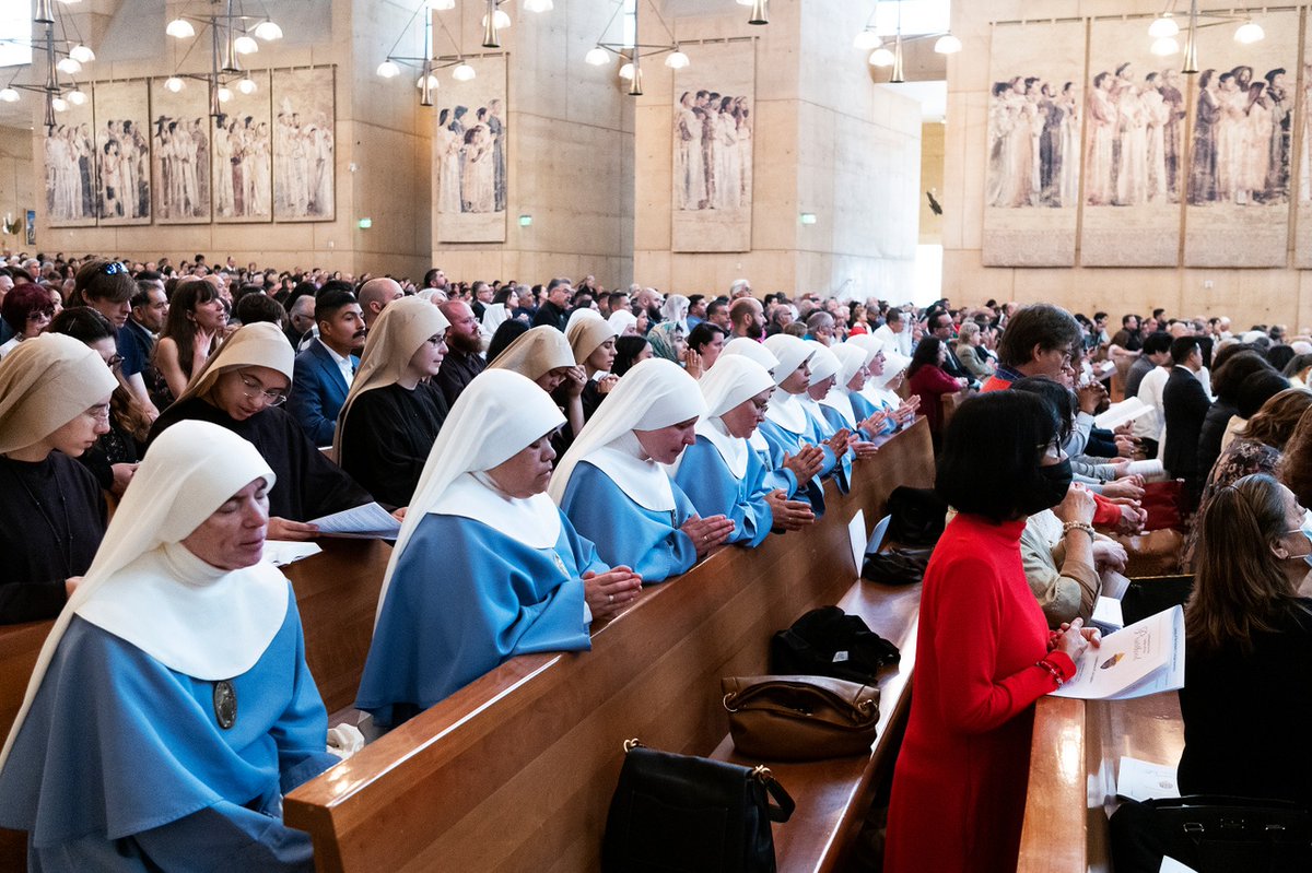 ArchbishopGomez's tweet photo. Through their fidelity to Jesus Christ and through their witness to their ministries of prayer, education, and charity, consecrated men and women are a treasure that the Church offers to our world. Let us pray this #NVAW that more men and women hear this special call of Jesus. https://t.co/NDx8Rphb1Y