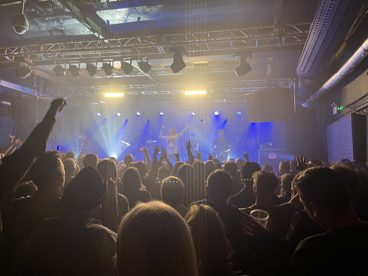 Sensational night at ⁦<a href="/embrace/">Embrace</a>⁩ ⁦<a href="/IngieF/">Ingrid Fawcett</a>⁩ ⁦<a href="/munkyboyhughes/">Lee Hughes</a>⁩ ⁦<a href="/TruswellTown/">Louise Hughes</a>⁩ what a bloody brilliant live band. Here’s to the next 25 years 👍🎉