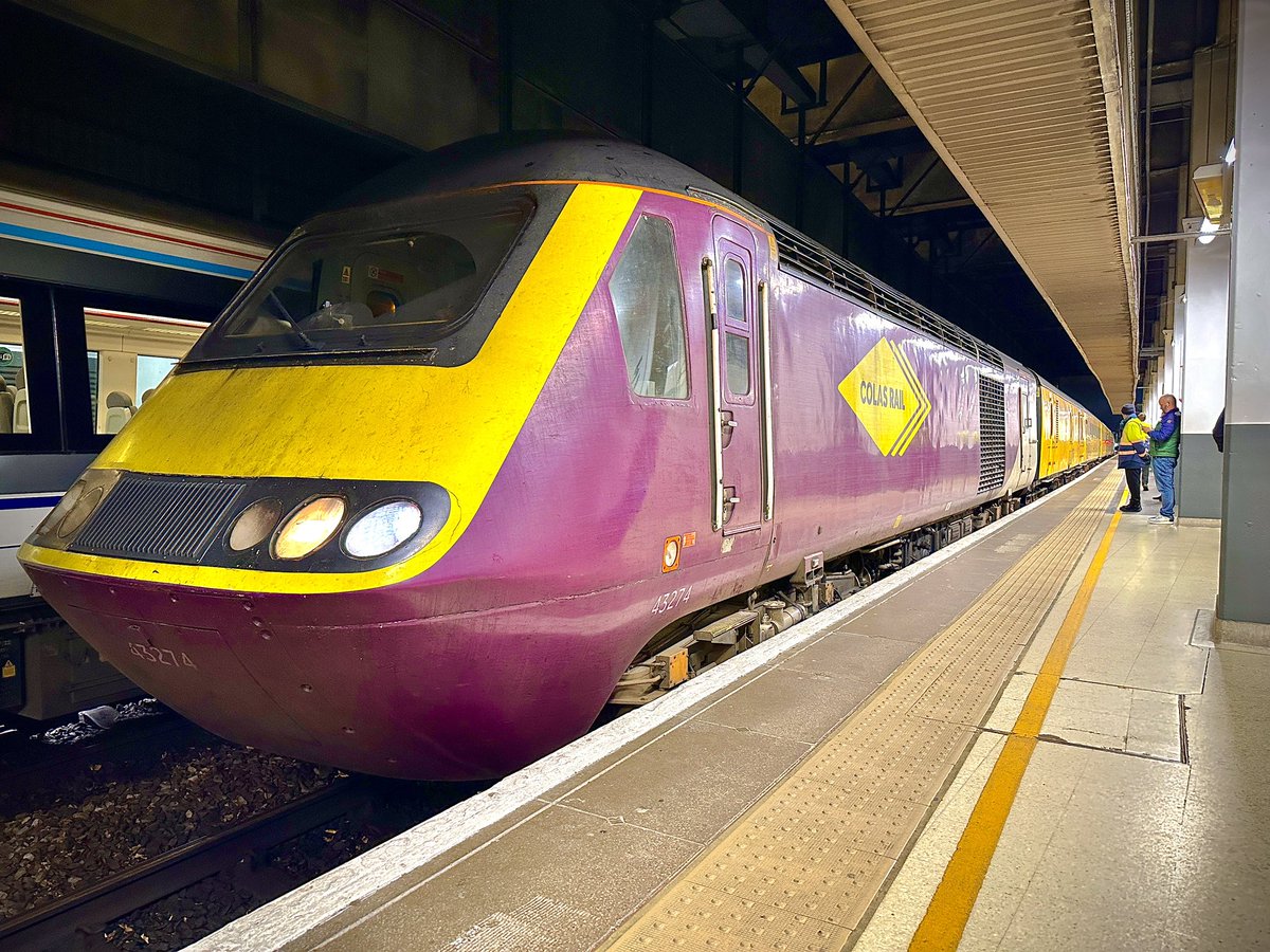SnrConductorJim's tweet image. To say this has made my week would be an understatement! Didn’t expect to see this beauty coming through Snow Hill, but here it was!

#DispatchersOfTwitter #DispatchersOfX #RailwayFamily #Railway #BritishRailways #HST #Trains

@WestMidRailway @ColasRailUK @networkrail