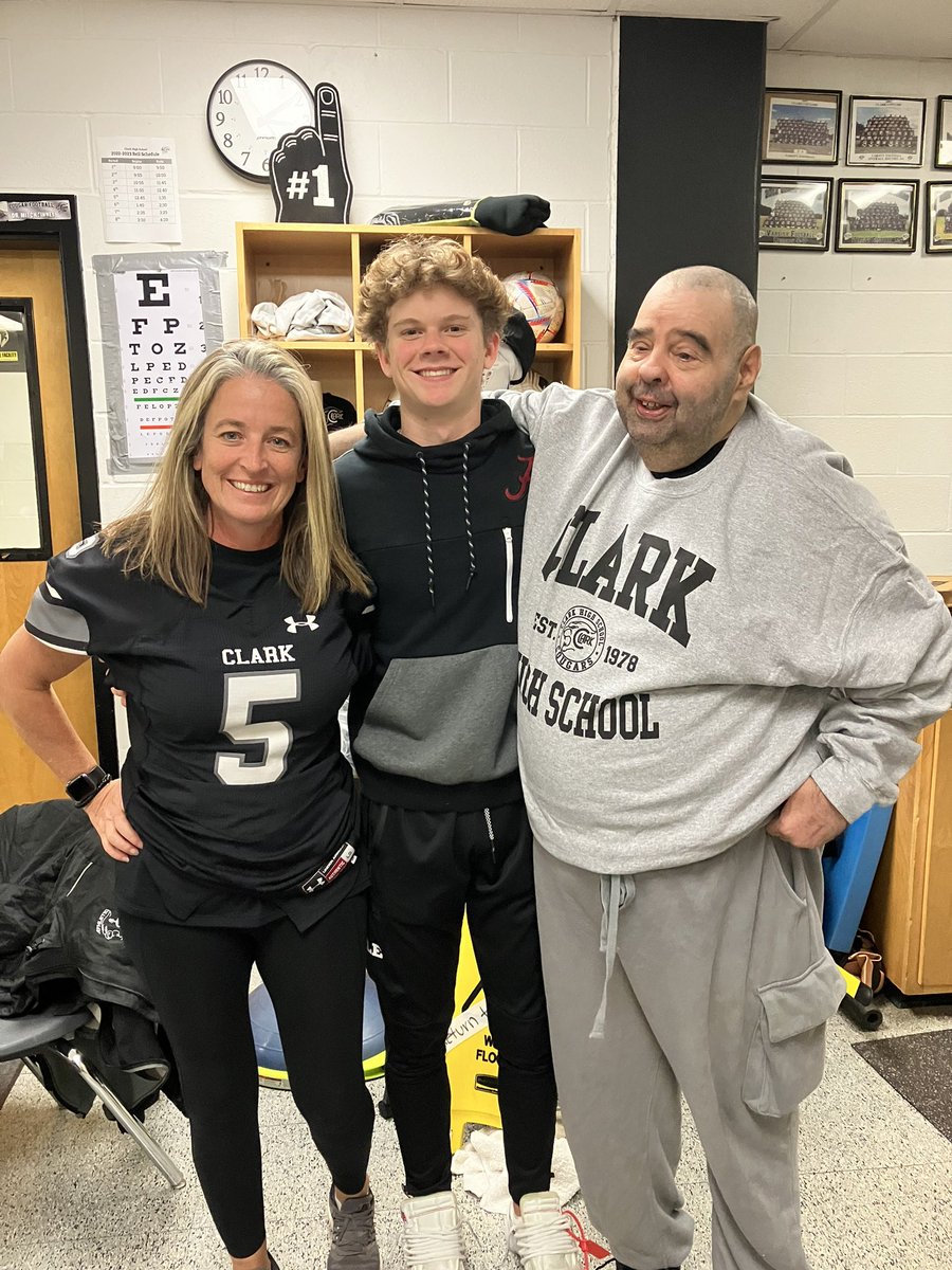 ClarkHSTrainers's tweet photo. Pregame goodies and a special guest for todays playoff game!! Let’s go Coogs🐾🏈 @ClarkAthBooster @TCClark_Ath #SuperDave #ClarkTexas https://t.co/Kn3Iyng6bk