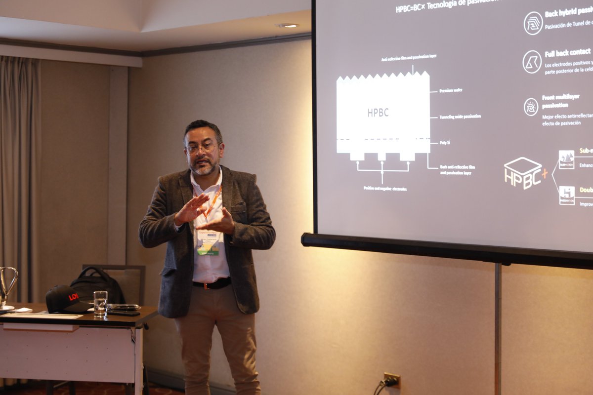 exposolarpe's tweet photo. #CharlaTécnica | Paralelamente a las conferencias, se llevaron a cabo charlas técnicas. En esta ocasión, Alfonso Guadarrama - @longi_solar  presentó una charla sobre los 'Módulos de Alta Eficiencia LONGi Hi-MO X6 con HPBC'.
#energiasolar​​
#ExpoSolarPeruLatam https://t.co/jhe4MyCuc3