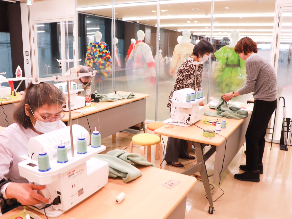 babylock_sewing's tweet photo. 笹原 のりこさん

「すてきにハンドメイド 10月号 掲載作品 ふわもこニット地のVネックカーディガン」

ロックミシン「Sakura」で完成しましたよ⛄️

フロントは「CHERRY LABEL」のミニハンドプレス機でメタルカラーのスナップを簡単に取り付けられます✨ https://t.co/p8bdA60V6g