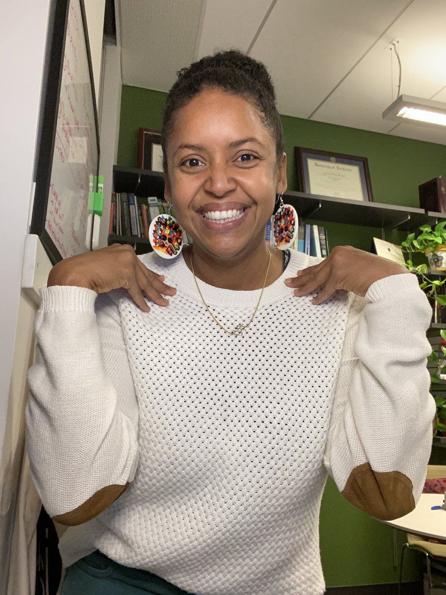 biophyskrys's tweet image. Two amazing things today: 
1. Rocked suede elbow patches like a boss academic. 
2. My paper was accepted!!!  🎉
#ilooklikeaprofessor 
#blackinchem #blackandstem 
#goodvibes