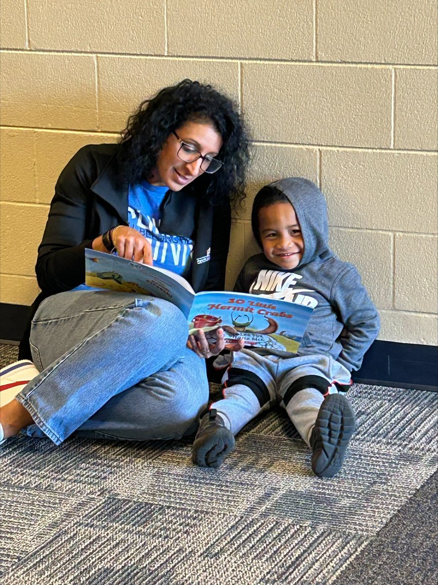 zanahmccauley's tweet photo. It’s moments like these that I cherish so much. This Chinndergartener turned his incentive slips to have me read with him. #pbisrewards #chinn #parkhill https://t.co/jWnBzerjr2