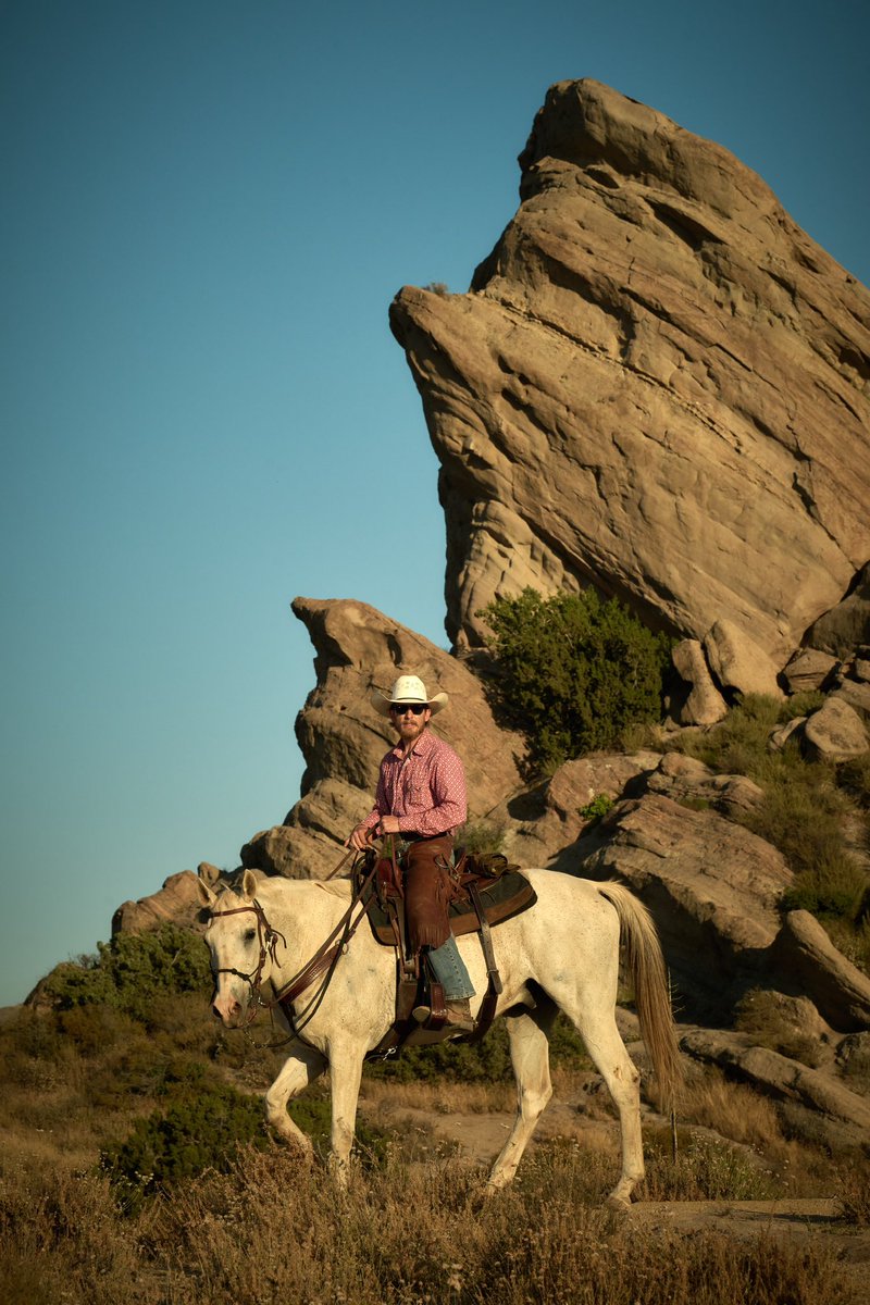 Feels good to be back home explorin the beautiful California high desert! This ride through Vasquez Rocks with Jay T Rockwell and Jared Fix was definitely somethin to look forward to. ⛰️🌤️

There’s not much time left before I head back to Texas 🐴 #sunset #Horses 

📸 Jared Fix