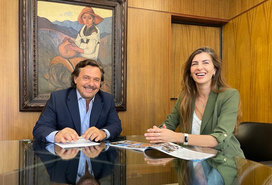 RomeroBettina's tweet photo. Seguimos trabajando junto al gobernador @GustavoSaenzOK como lo venimos haciendo ya hace unos años. Gracias por siempre estar atento, dispuesto a ayudar y a pensar hacia adelante.

Hoy más que nunca a tu lado, acompañándote en tus decisiones en estos momentos tan críticos para nuestro país. Apostando siempre a la unidad, para que avancemos en democracia, por una Salta y un país más justo e igualitario, con más oportunidades para todos. 

Esto lo lograremos con ➕ desarrollo, nutriendo y defendiendo siempre el federalismo 🇦🇷