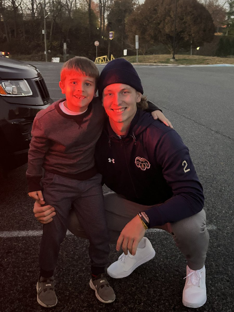 One happy little boy spotted TB on Campus 💙💛🏈
“Tyson! Tyson! I saw you on TV last night and you won!” 🥹