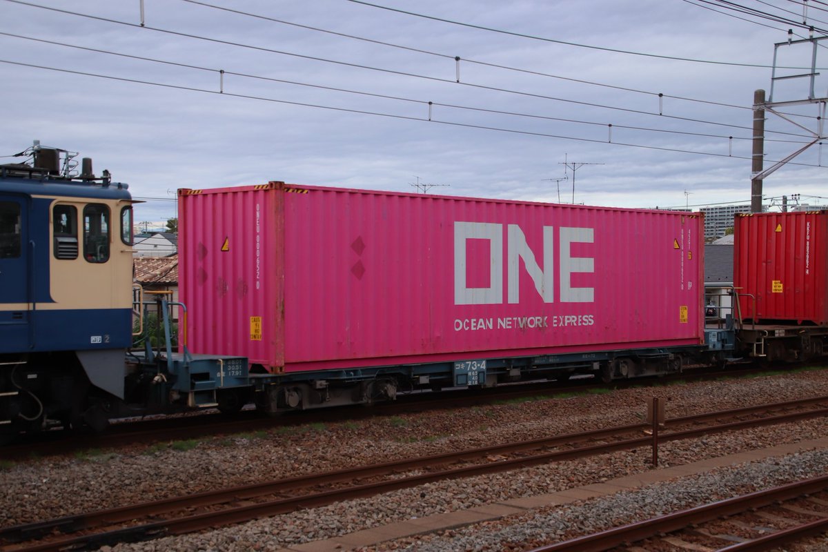ztq_y's tweet photo. #海上コキ で有名な4072レ
JRF #EF652083 +
カマ次位に #ONEcontainer
尻手09:32入線。
南武線川崎行きがホームに停車中。
海上コキがバカ停してる間に
E127系南武支線で追っかけ出来たなあ。
情報発信した方に感謝!
#JRFreight #JR貨物 見たまま rail train #Locos_of_Japan #Trainspotting https://t.co/enPVzoZewy
