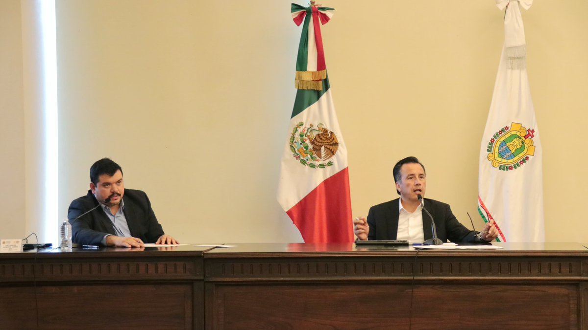 subjyal's tweet photo. Con compromiso institucional, el gobierno de @CuitlahuacGJ se prepara para rendir a los veracruzanos los resultados del #5toInformeVeracruz; el @subjyal @israelroldan, 
asistió a la reunión de trabajo en la que la @SEGOBVeracruz presentó los logros en materia de gobernabilidad https://t.co/iSbnb5vgKL