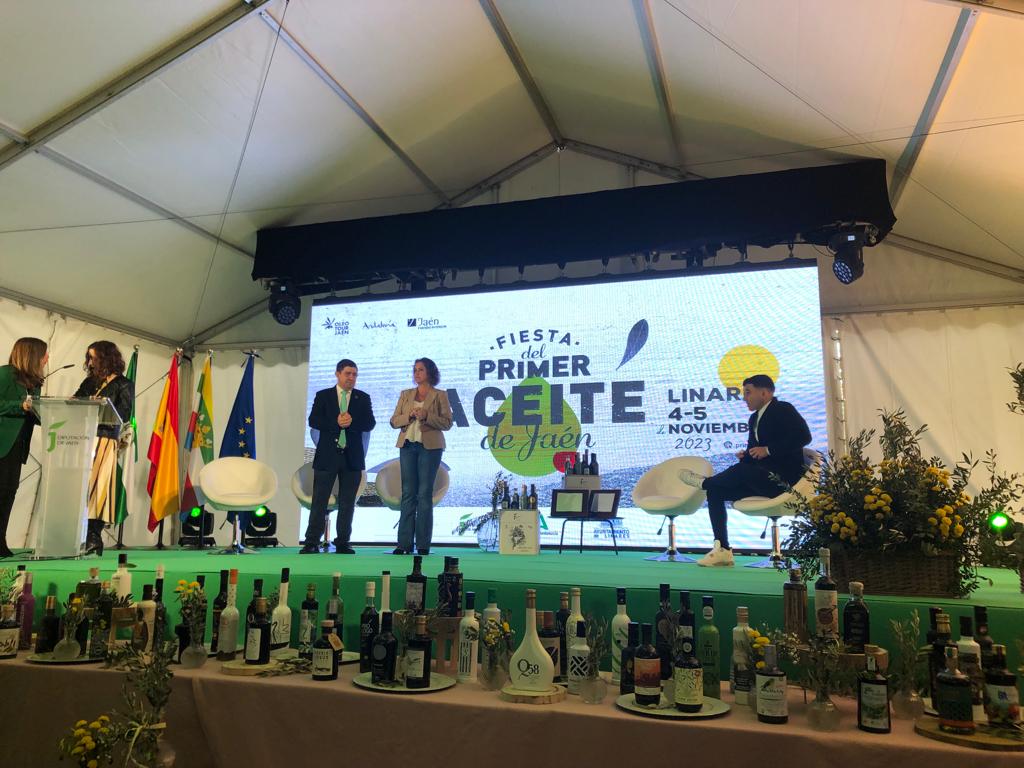 🇹🇳🤝🇪🇸 🫒
Siguiendo la amable invitación del Presidente de la Diputación de #Jaén, Sr. D. Francisco Reyes Martínez, la Embajadora de #Túnez en España, Sra. Dña. Fatma Omrani Chargui participó, como invitado de honor, en la décima #FiestadelPrimerAceitedeJaén.