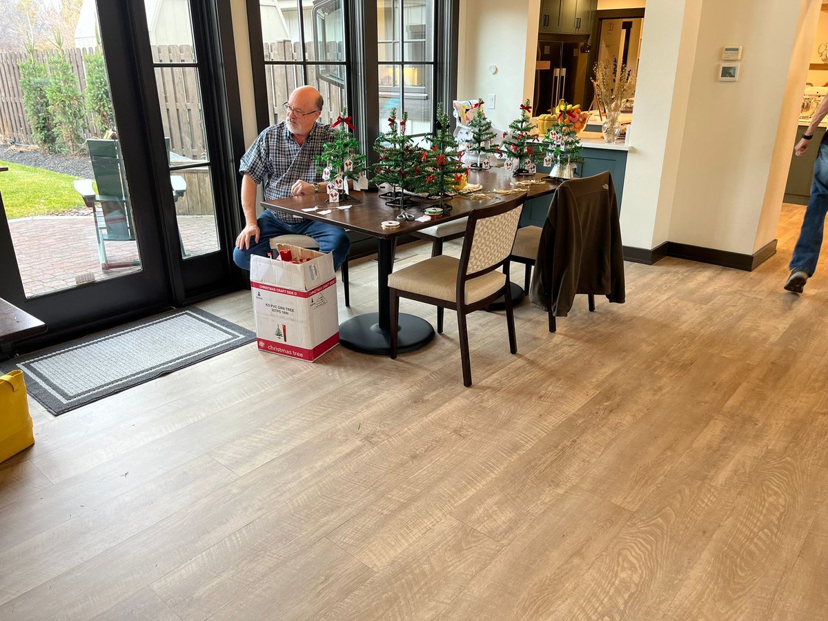 RoxServices's tweet photo. We are having a great time collaborating with members of CFESA for a day of volunteer activities, including the creation of these gift card trees. #CFESA #CommunityGifts 🌲 https://t.co/GxhiBl2pFs