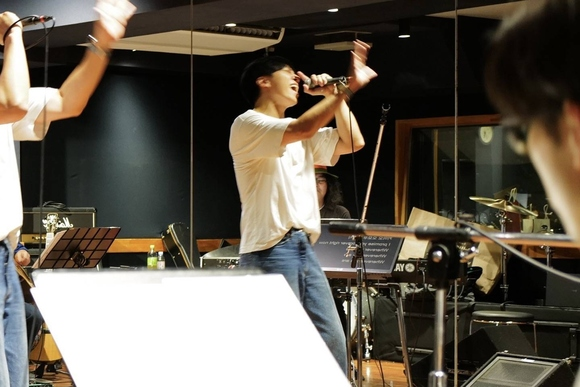 Seunggi doing what he loves the most 😍😍😍