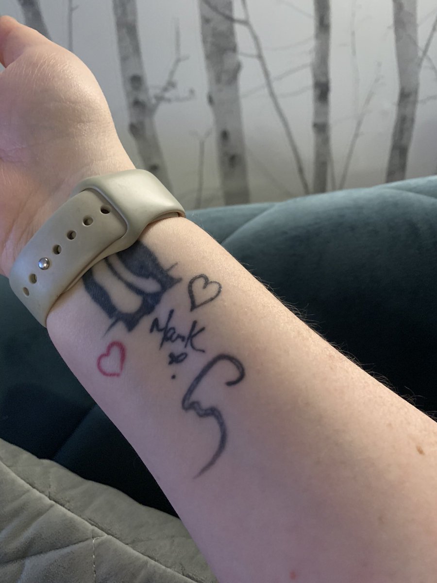 I’m still missing Howard’s autograph! <a href="/PatricKielty/">Patrick Kielty</a> <a href="/RTELateLateShow/">The Late Late Show</a> pls make it happen?? 🙏🙏🙏 I’ll get it tattooed live if needs be!! Can’t wait to see <a href="/takethat/">Take That</a> <a href="/GaryBarlow/">Gary Barlow</a> <a href="/OfficialMarkO/">Mark Owen</a> #howardDonald on the <a href="/RTELateLateShow/">The Late Late Show</a> 
#ThisLife #Windows #latelate #LateLateShow