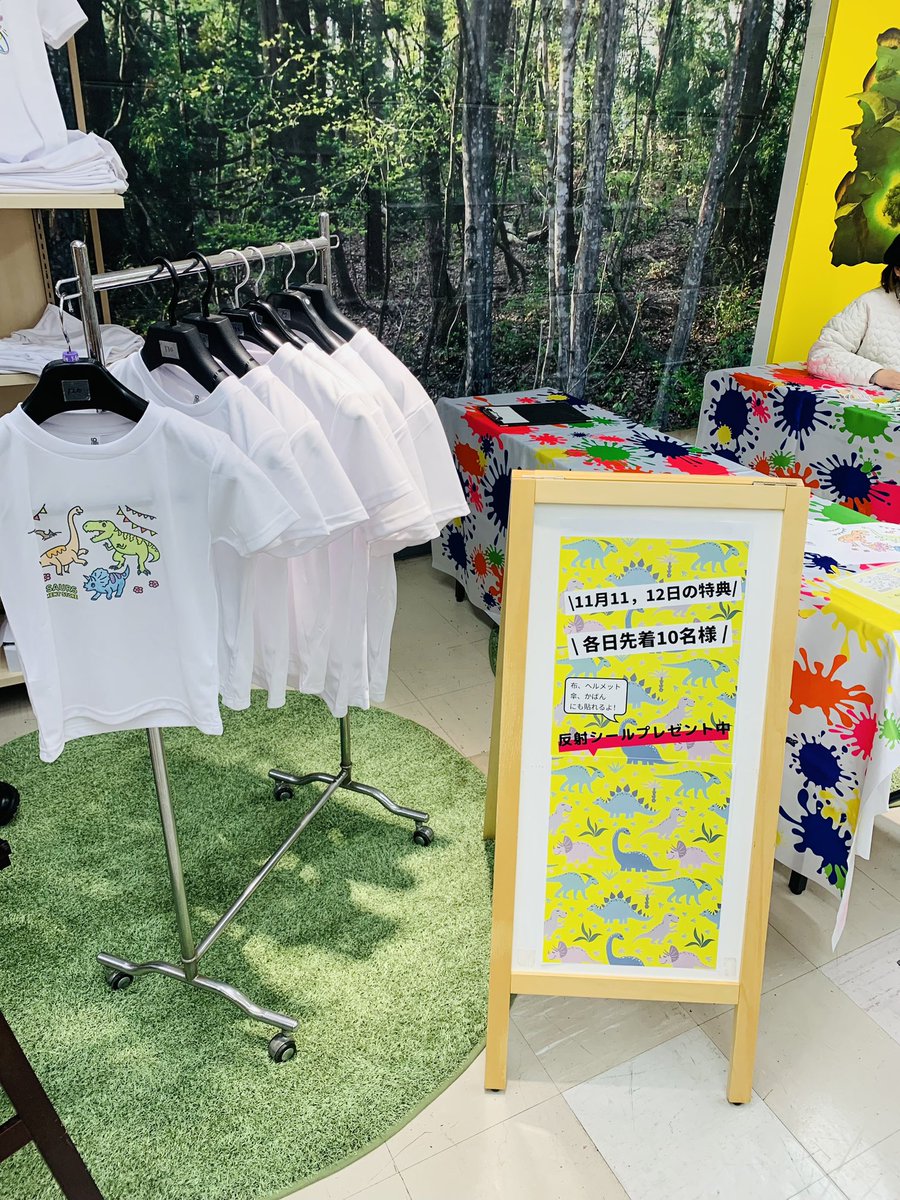 haruo_polymark's tweet image. おっはよー☀️
福井の天気は☀️だけど強風🌬️、寒い🥶

#西武福井 では　#ダイノデパート 最後の週末だよ。
入り口でさっそく動く恐竜を発見！

塗り絵転写体験では先着順で反射シールをプレゼント🎁

#タッチトランス