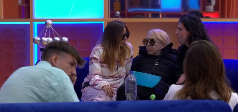 _Loreen93's tweet image. ¿Que hacen estas tres ahi cotilleando delante de ellos? JAJAJAJAJA #GHVIP10N