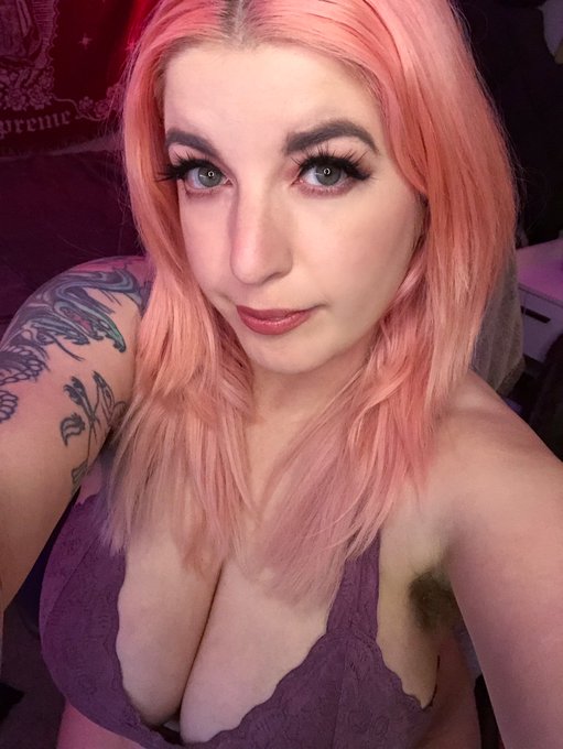 online for a little bit! find me on https://t.co/dcu2lakLqD &amp; https://t.co/4zO1LrgpDC! https://t.co/