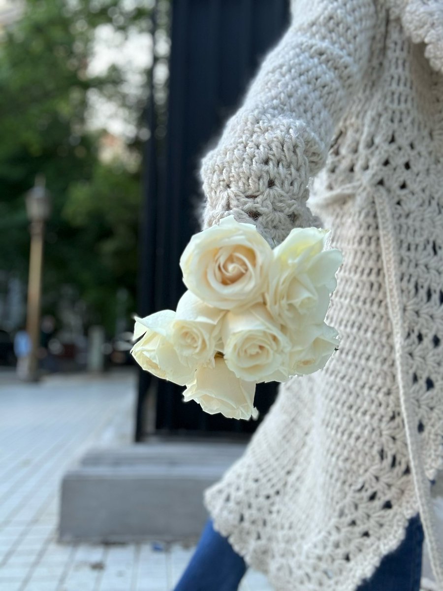 EntrefloresSi's tweet photo. 👰🏻El Ramo de Maite👰🏻… Sólo Rosas Blancas🦋…
#entrefloressi #Viernes #flowers #wedding https://t.co/i8AhgFhszN