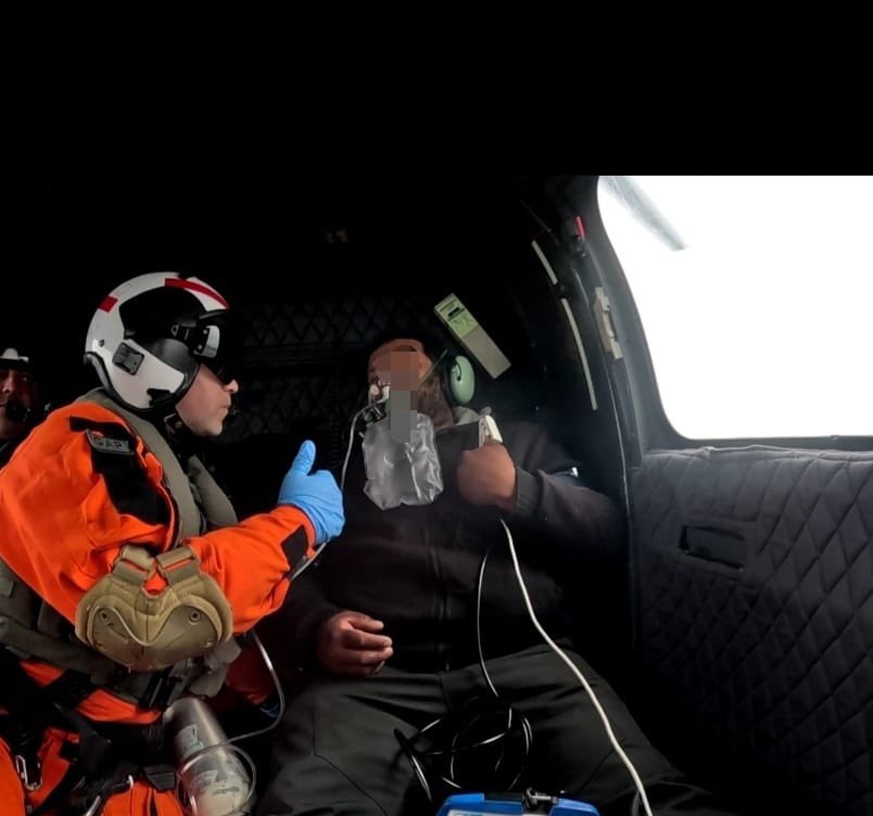 Exitosa resultó aeroevacuación médica de urgencias llevada a cabo por personal Grupo Aeronaval Pto Montt en conjunto con SAMU Aysén, de tripulante qué sufrió enfermedad pulmonar difusa, 
se concretó el traslado desde Golfo Tres Montes  a Puerto Aysén

#QuintaZonaNaval