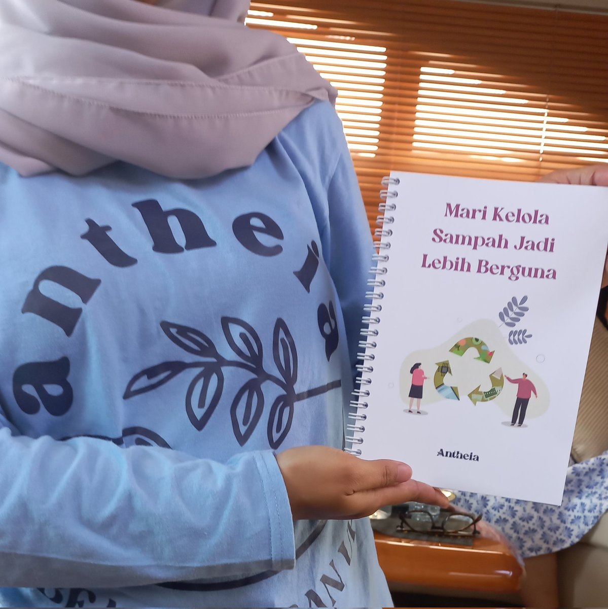 selfeeani's tweet photo. Kemarin bingung ke percetakan mana buat cetak banyak notebook dan logbook soalnya butuh cepet ehhh ketemu @anfarpercetakan bayar hari kamis jam 18.30, jumat jam 15.00 udah sampe di lokasi 🫠
 Jadi ga kebayangkan mereka kelarinnya jam berapa? Satset gilaa 😭👍thank you bgt nih! https://t.co/Psx9DmRoST
