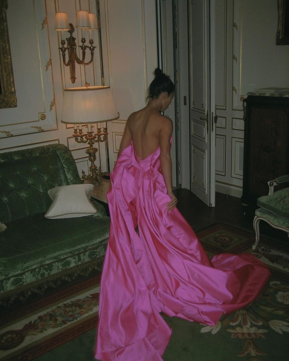 KimKardashian's tweet photo. Paris Fittings https://t.co/eGTJrUIUiP