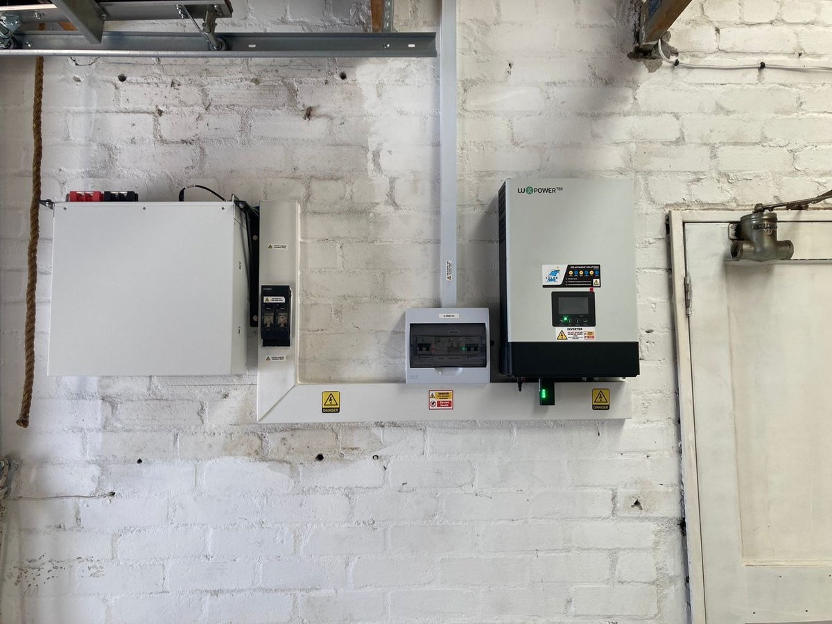 luxpowertek's tweet image. SNA 5k operates seamlessly in parallel, excelling in off-grid applications. For #uninterruptedpower, open our LuxPowerView app at your convenience. Easily access the #loadshedding schedule for your area and configure the optimal battery discharge time. Photo credit: RLKElectrical