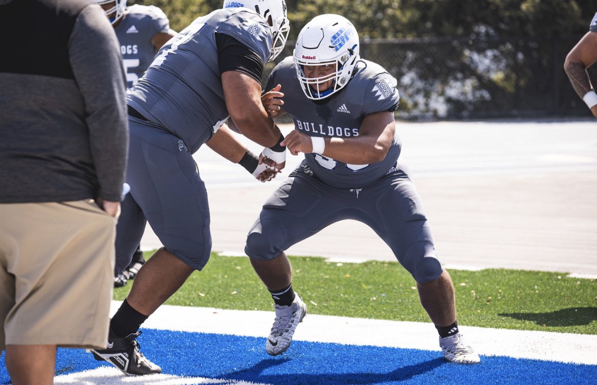 Can’t wait to step on the field tomorrow with my brothers!!!
@CSM_Football 
#OLINEU