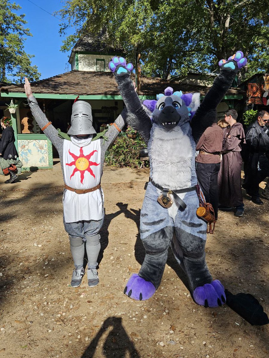 I met Solaire of Astora at Texas Ren Fair~ (@texrenfest)! We praised that hot, fursuit boiling, grossly incandescent sun as jolly cooperators! 🙌🌅🙌
My form needs a little work, but maybe someday I will have a Sun of my very own. ☀️ 
Happy #FursuitFriday, Sun! #texrenfest
