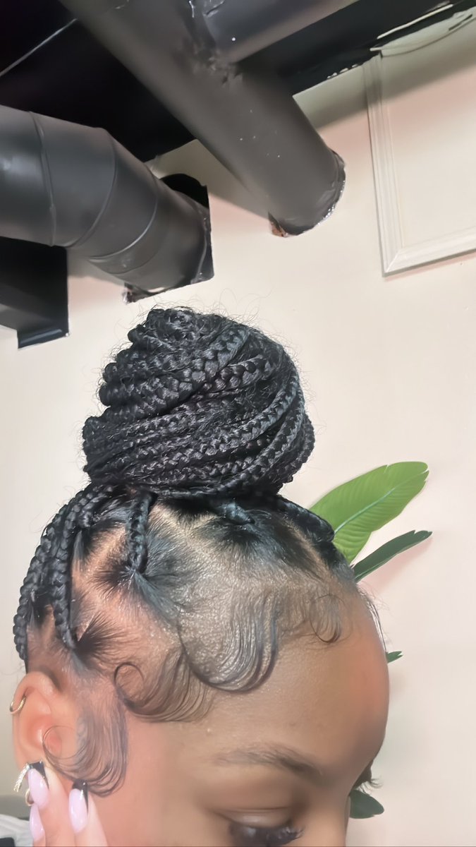 cxmileee's tweet photo. My edges/hair eat everybody up ☺️ https://t.co/9gLjPQsmWw