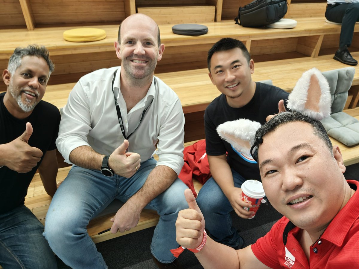 tks's tweet image. We are reunion in Shenshen! #MFSZ2023 @seeedstudio @256ericpan,  @Raspberry_Pi @EbenUpton and Duleesha Kulasooriya Deloitte.
我们创客回来了深圳！
何度もメイカーフェアで会ってたエリックやエベン、Kulasooriyaと、みんなで再開したのは4-5年ぶり?

僕らは帰ってきたよ！
