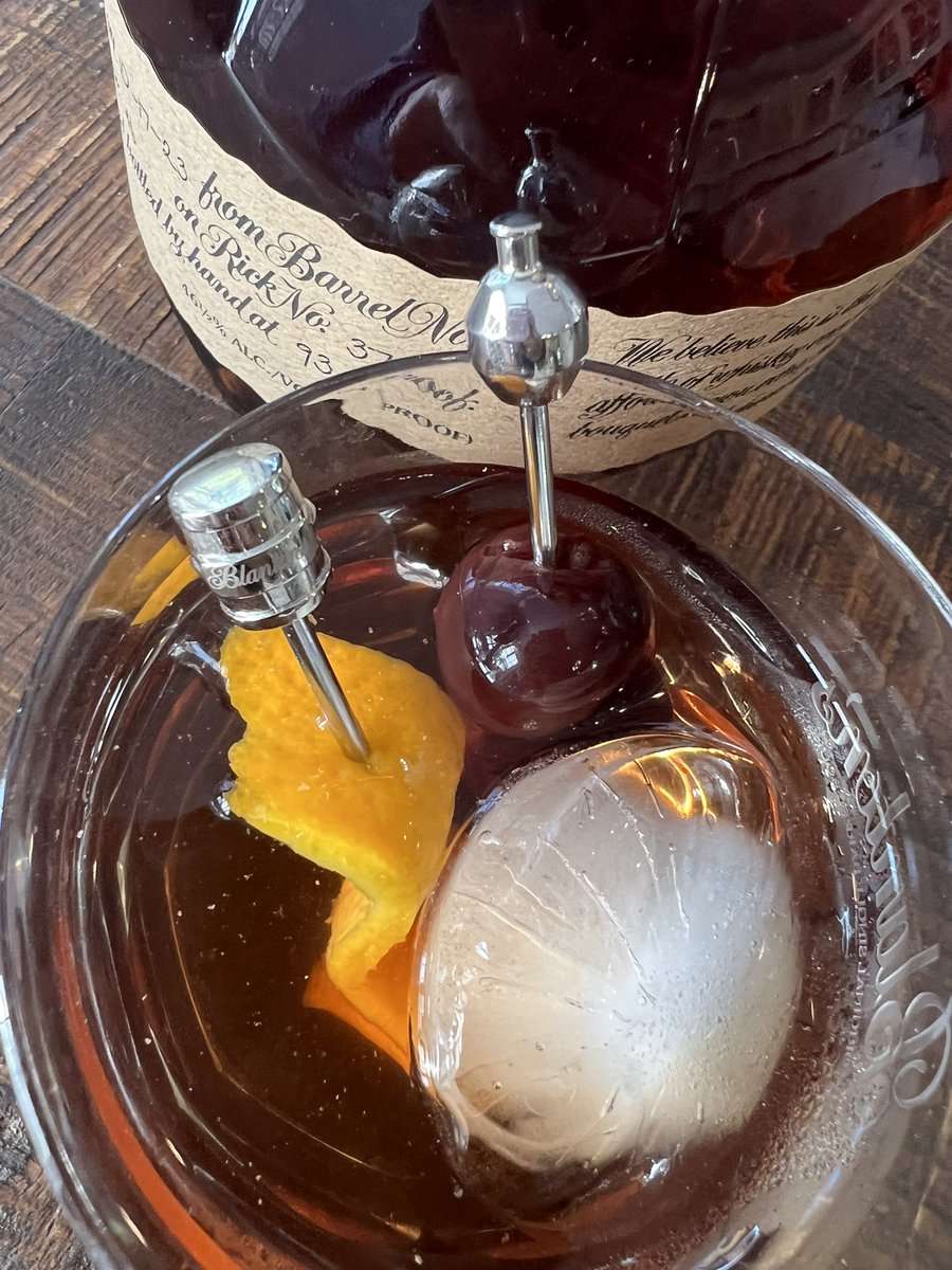 Twinkle, twinkle, little star, point us to the nearest bar. #tgif #iamblantons