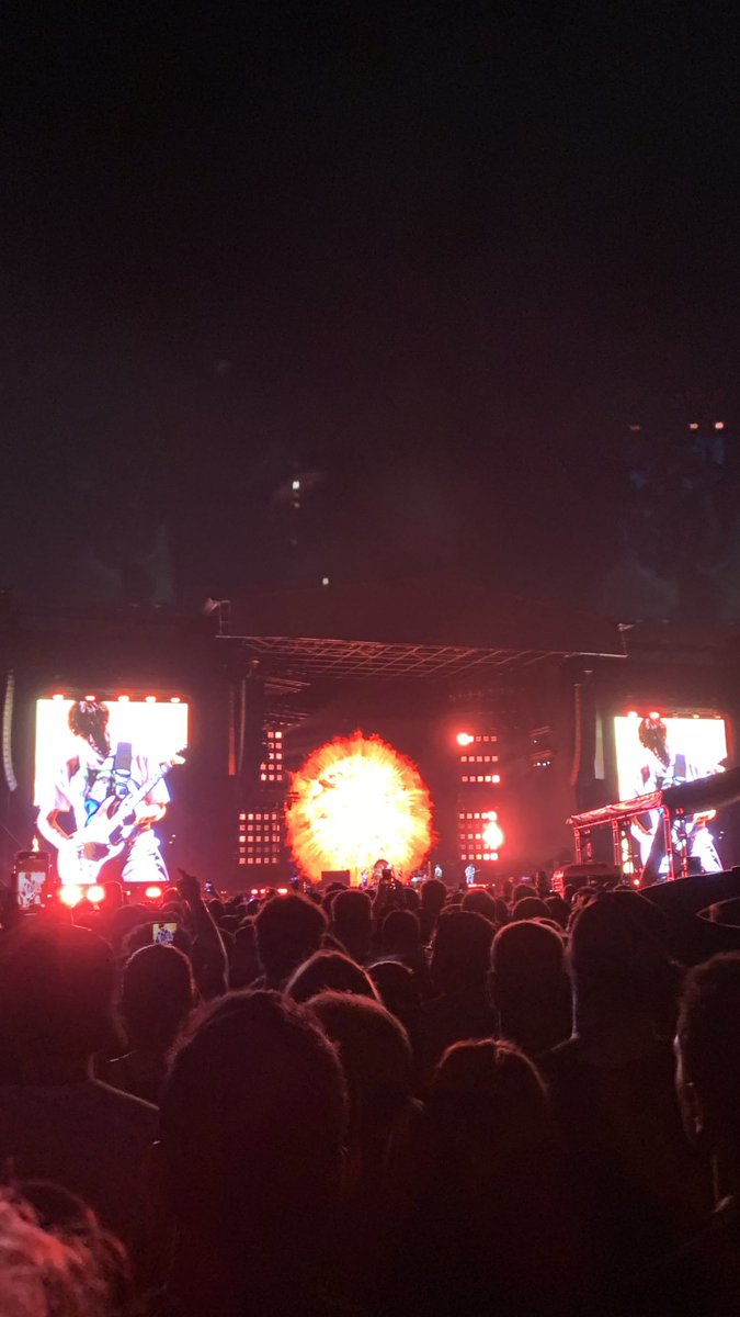 simplesmente absurdo esse show 

meu deus
