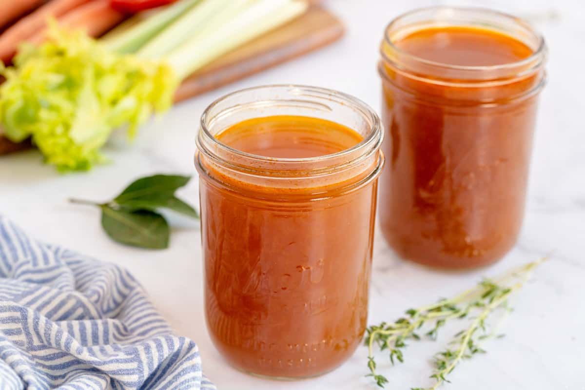 kyleecooks's tweet image. A homemade vegetable stock, using leftovers to create a delicious, rich and bursting-with-flavor result that can be used in soups, stews or anything else calling for stock! #stock #vegetable #vegetarian #homemade #recipe #kyleecooks kyleecooks.com/diy-roasted-ve…