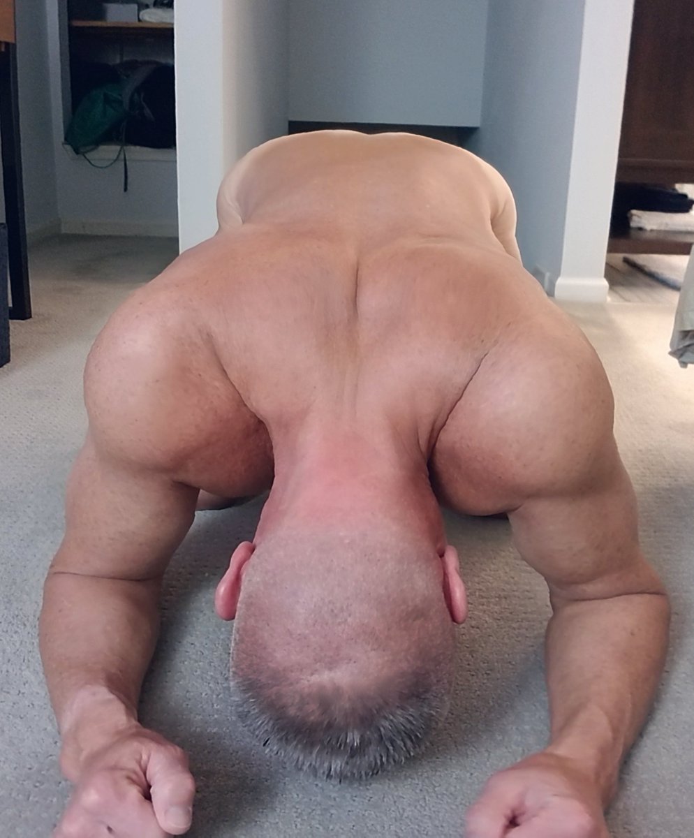 NoShirtFlipFlop's tweet photo. "butt daddy, I want ...." https://t.co/3YNnizuuoI