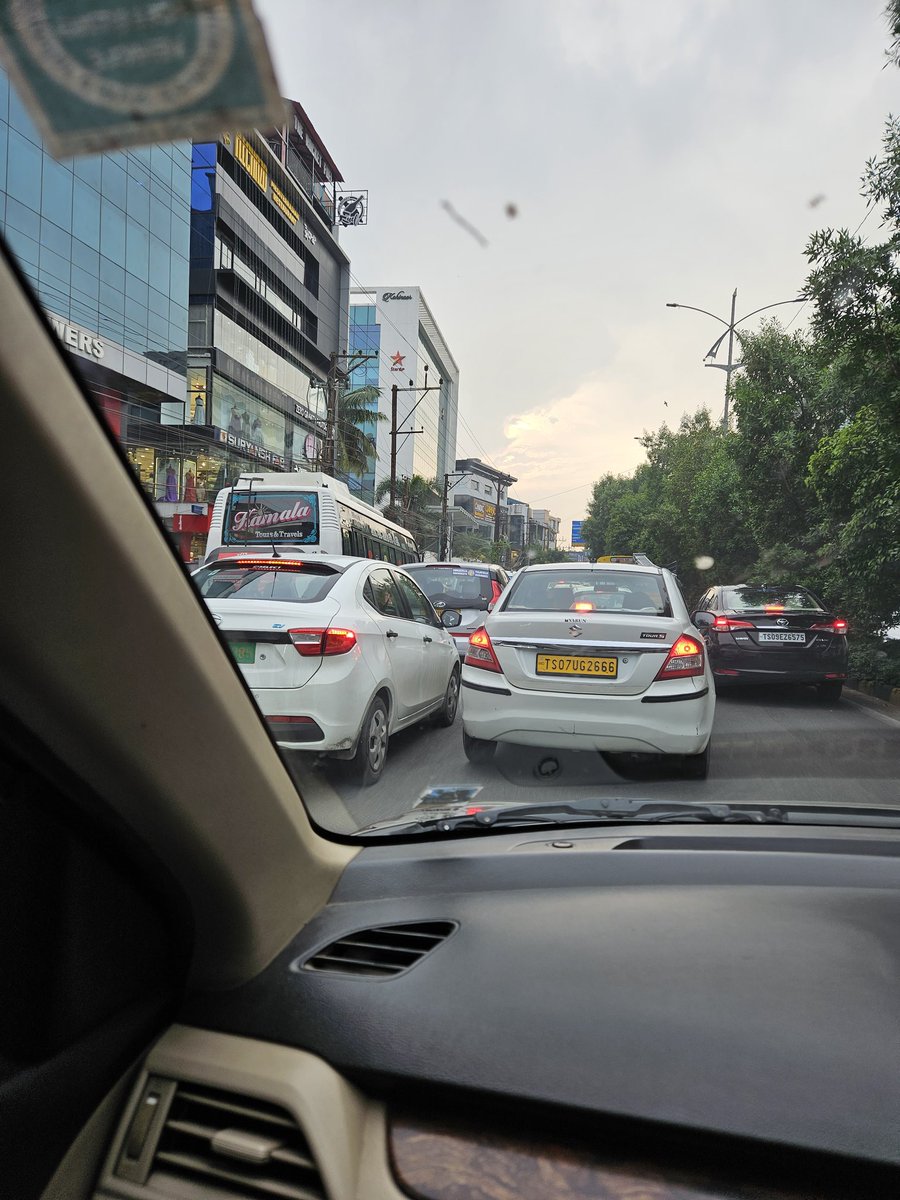 SQLBouncer's tweet image. Glad I am not driving in India...