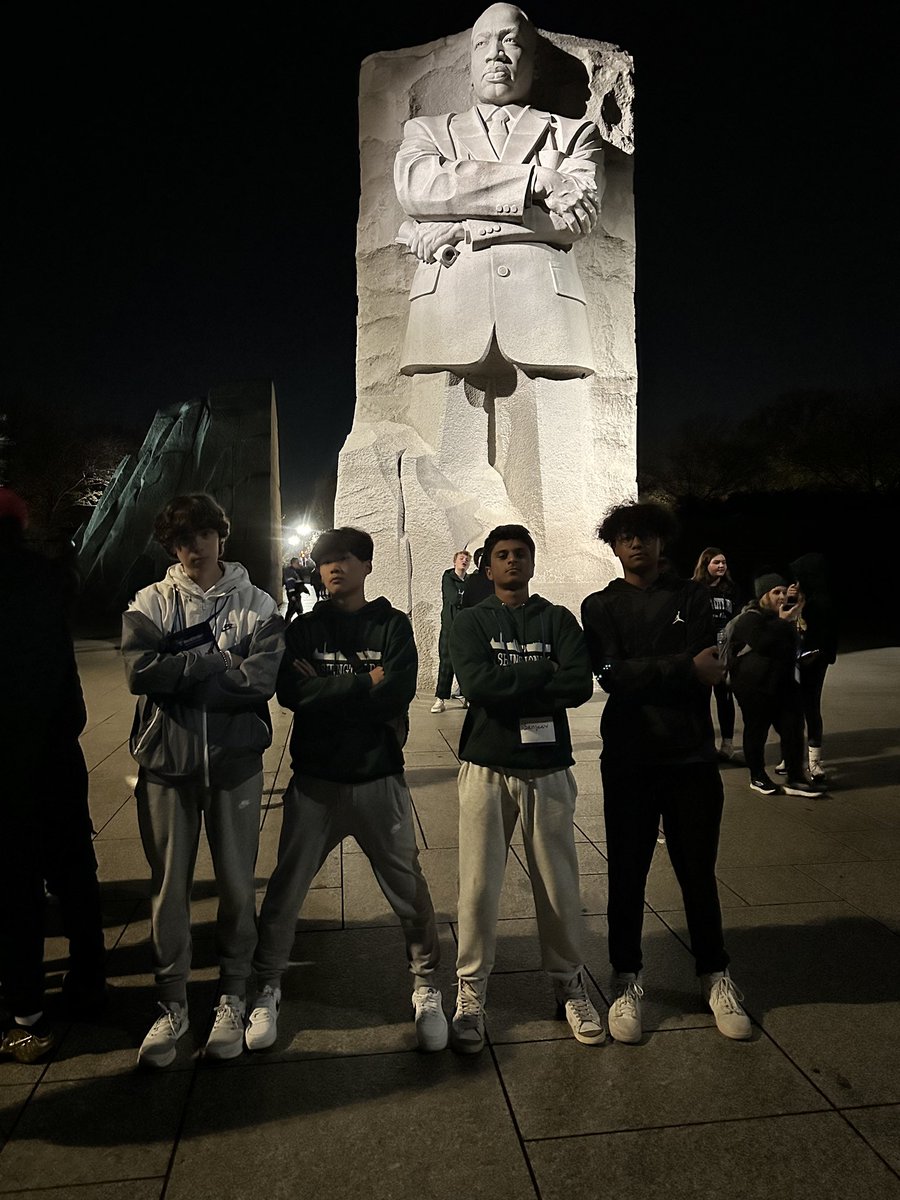 Mr_Beltran_NMS's tweet photo. Night memorials - WWII & MLK #Bus6 #NoviDC23 https://t.co/lhxzuPrCpj