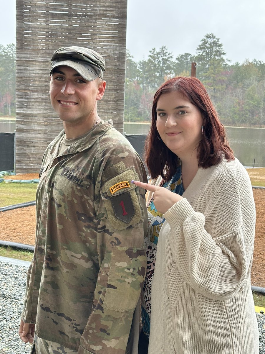TechMomVB's tweet image. 234 soldiers started Ranger School…and 85 earned their place at graduation today! So happy to be here to share in the joy of @kyleeeem pinning on @noah_knapp’s shiny new Ranger tab 🖤💛 #rangersleadtheway