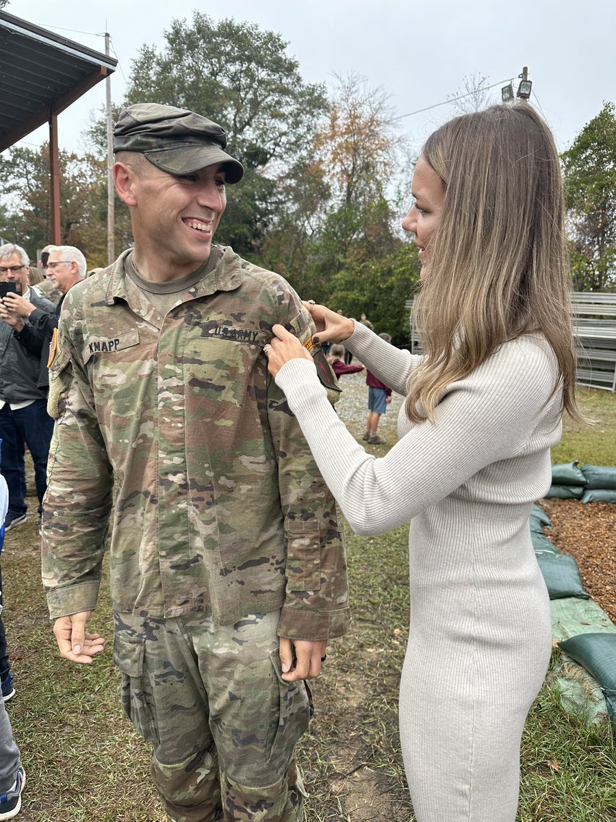 TechMomVB's tweet image. 234 soldiers started Ranger School…and 85 earned their place at graduation today! So happy to be here to share in the joy of @kyleeeem pinning on @noah_knapp’s shiny new Ranger tab 🖤💛 #rangersleadtheway