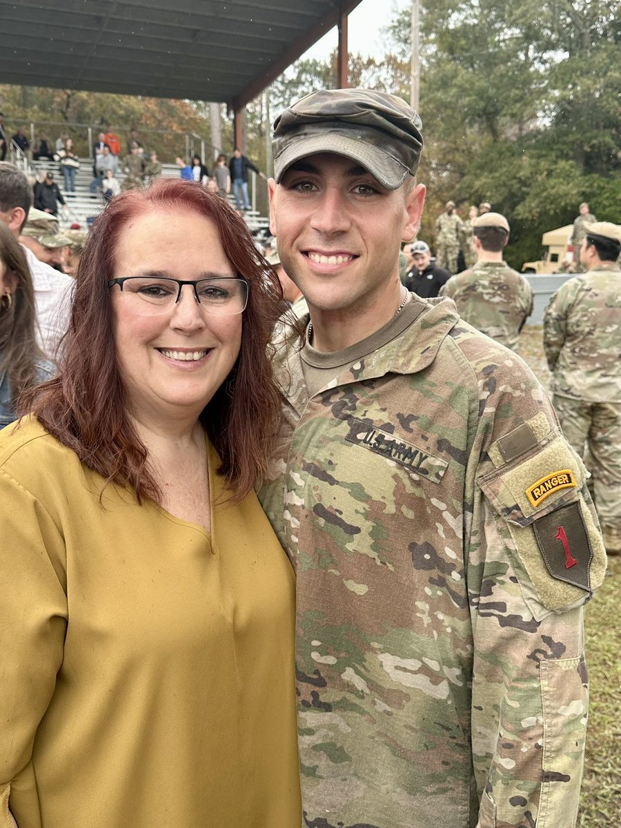 TechMomVB's tweet image. 234 soldiers started Ranger School…and 85 earned their place at graduation today! So happy to be here to share in the joy of @kyleeeem pinning on @noah_knapp’s shiny new Ranger tab 🖤💛 #rangersleadtheway