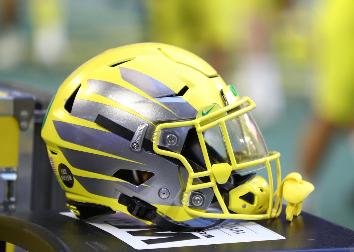 After a great conversation with @105CoachTerry and @_AParks4 I’m excited to share that I have received an offer to @oregonfootball #ScoDucks🦆 @RealMG96 @BrandonHuffman @Murdock_02 @Ryan_Clary_ @mtorressports