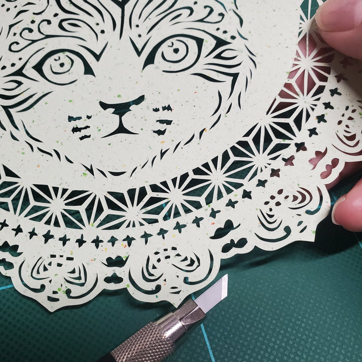 ATkirie's tweet photo. 出来ました
過去作のFaceとフレーム素材を合わせました

紙 18cm×18cm ほど
 #切り絵  #ねこといっしょ https://t.co/1BRxsezdzW