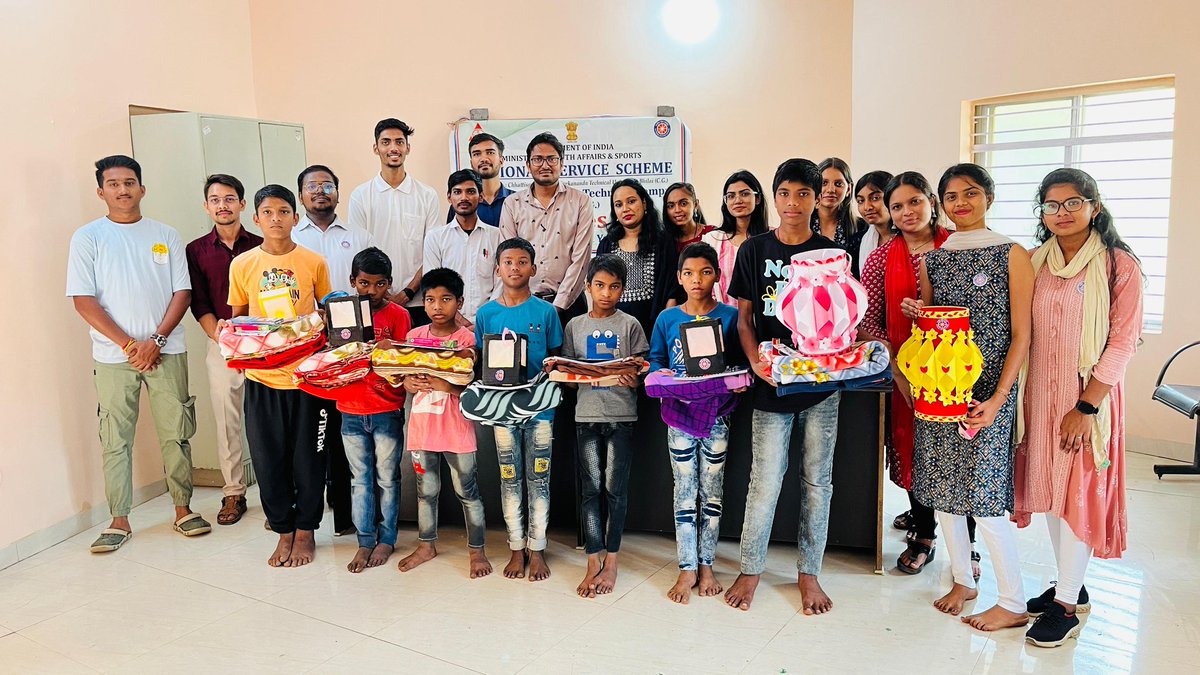 Jai Hind 🇮🇳

We, the volunteers of @Nss_ssgi celebrated  #DiwaliFestival & #NationalEducationDay with the children of Anand Marg Orphanage, Bhilai on 10/11/2023.
@_NSSIndia
@YASMinistry
@NSSRDBhopal
@nsscsvtuCG
@ianuragthakur
@ashokshrotinss
@Rajkumarnss
@NeetaBajpai5
@dr_dsraghu