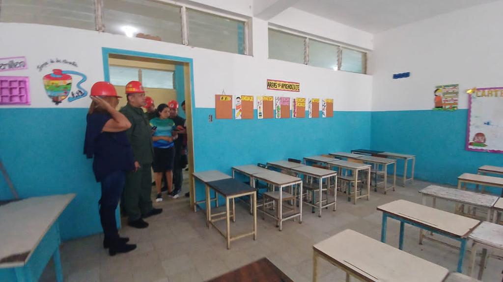 marys_orasma's tweet photo. #DATO | Gracias al Pdte @NicolasMaduro , se hizo la entrega de las instituciones educativas EEIB y EEP Juan Bautista Este y LB Pedro Camejo rehabilitada por las Bricomiles del 1X10 del buen Gobierno @_LaAvanzadora @eduardopiate2 @MPPEDUCACION  @info_mppe @dcabellor https://t.co/2ZAJWDyPnW