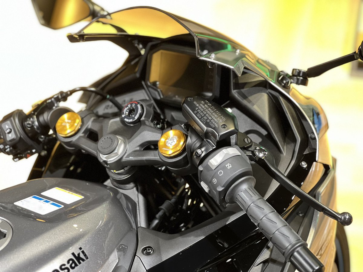 2024モデルのZX-25Rは、定番のKRTカラー（ライムグリーン×エボニー