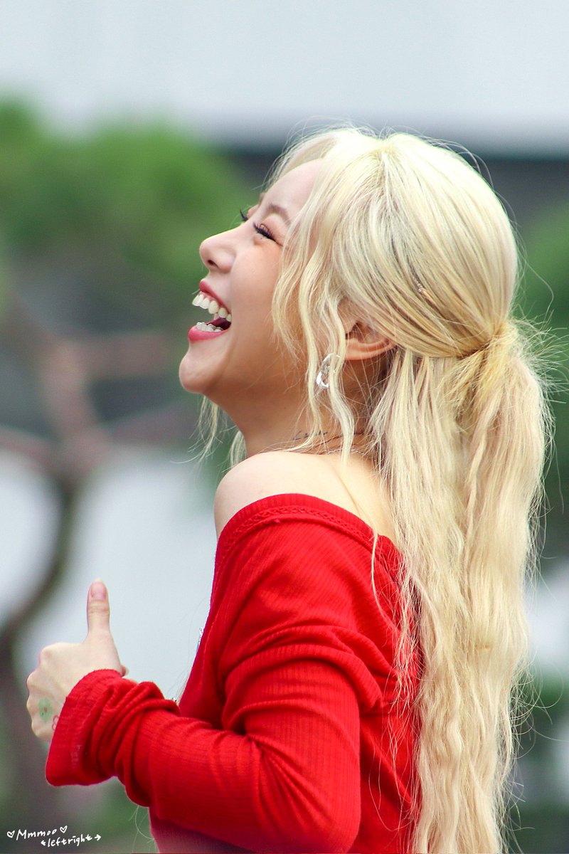 mmmooleftright's tweet photo. 231013 뮤직뱅크 휘인팬매

아직도 이 착장에 깊이 빠져 있어
이뻐 죽겠어 진짜🥰

#마마무 #MAMAMOO
#휘인 #WHEEIN https://t.co/nb5QmddjDH