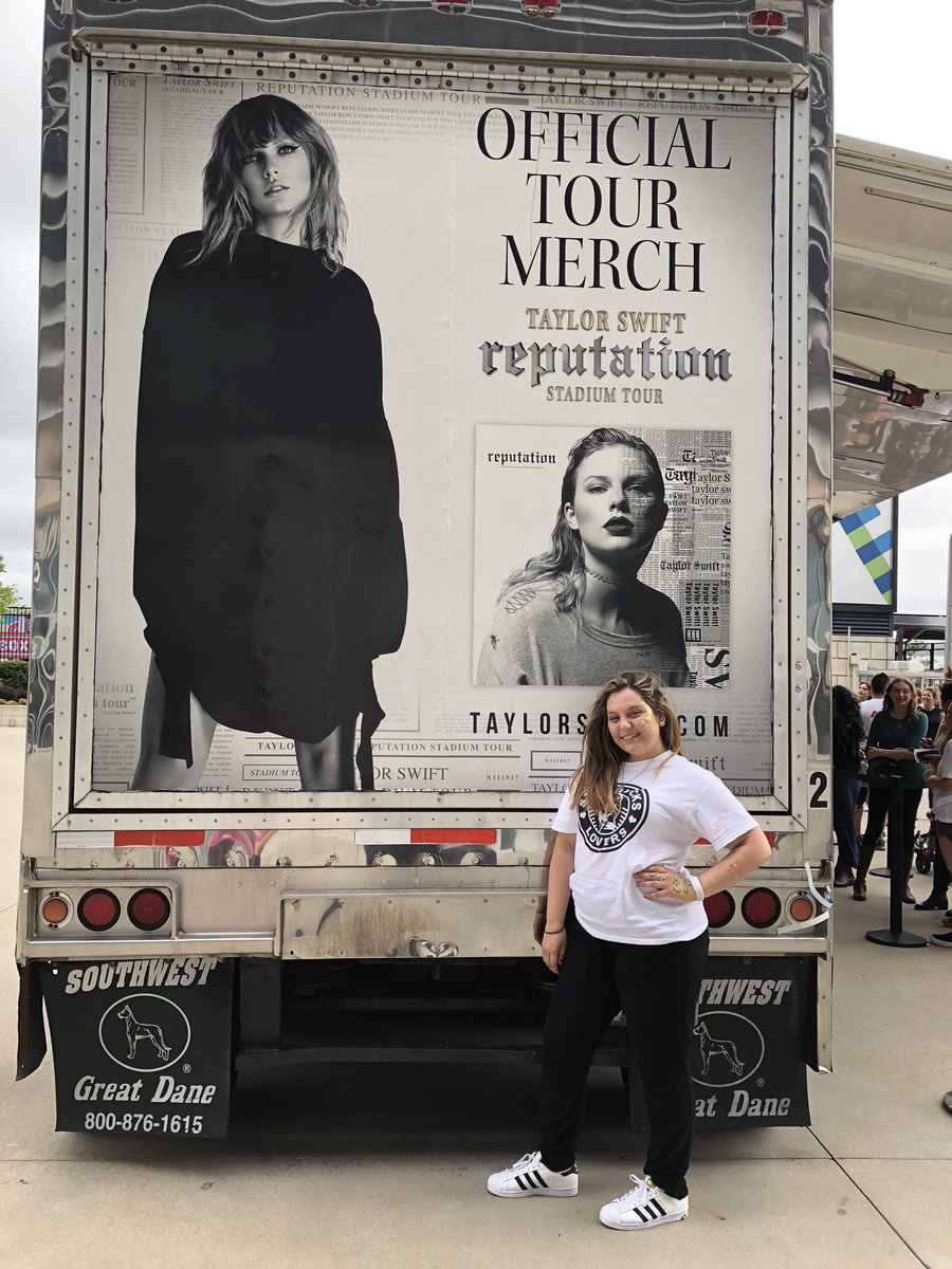 jacqulyn13ts's tweet photo. happy birthday to the album that has given me some of the most incredible opportunities and memories that I will cherish forever π€π€π€
#6YearsOfreputation https://t.co/FFrxV1mvXk