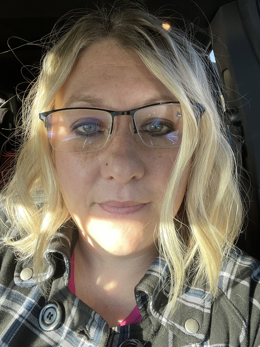 DeadMom3's tweet photo. Soul searching lately…Not happy with myself… new me starts today!!!! Starting with a new haircut! Follow me on my new journey! 🖤 https://t.co/aVFMhL9zTm