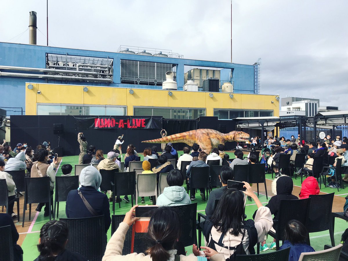 fukuitvevents's tweet image. ディノアライブが開演しました。フクイラプトル凄い迫力です。午後からのお客様、西武屋上は風がありますので、暖かい格好でお越しください。
整理券がとれなかった方も立ち見エリアを設けています。ぜひお越しください。

#ダイノデパート #ダイノデパートin西武福井 #ディノアライブ #西武福井店